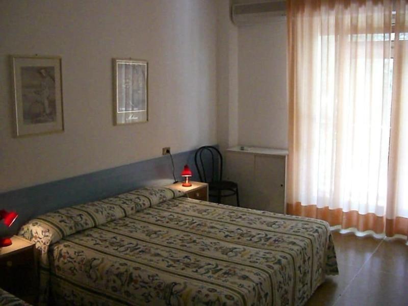 Hotel Myriam Lignano Sabbiadoro Bagian luar foto