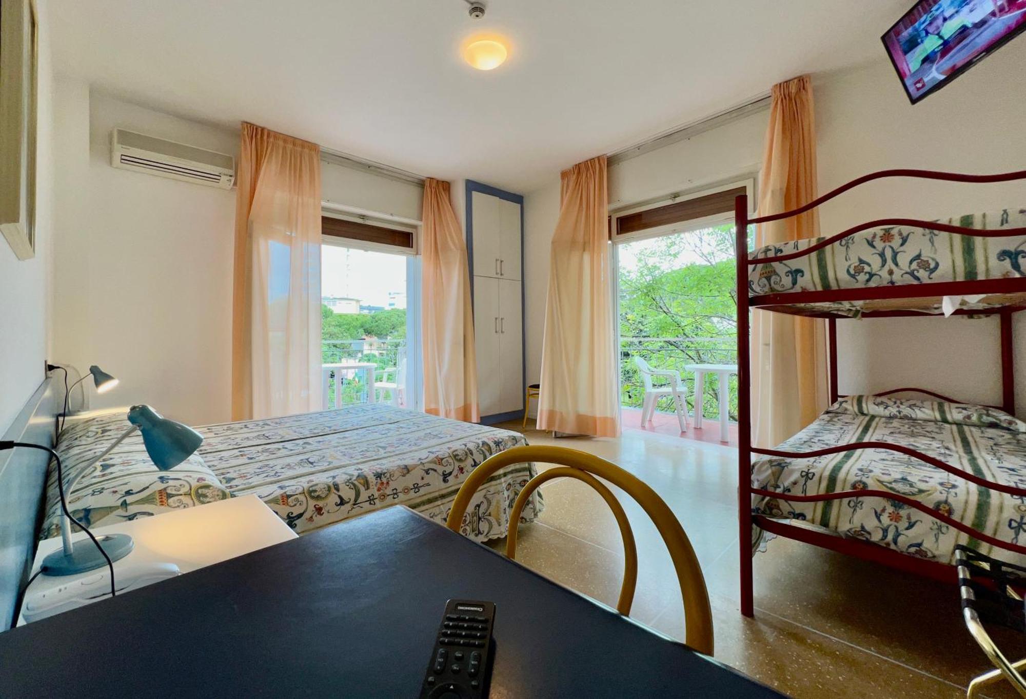 Hotel Myriam Lignano Sabbiadoro Bagian luar foto