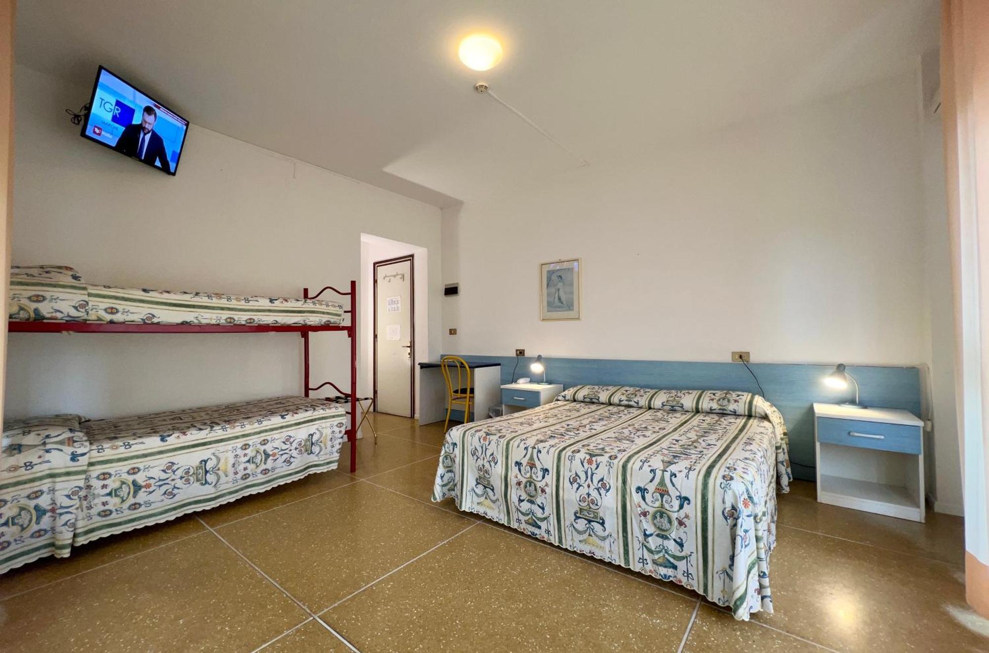 Hotel Myriam Lignano Sabbiadoro Bagian luar foto