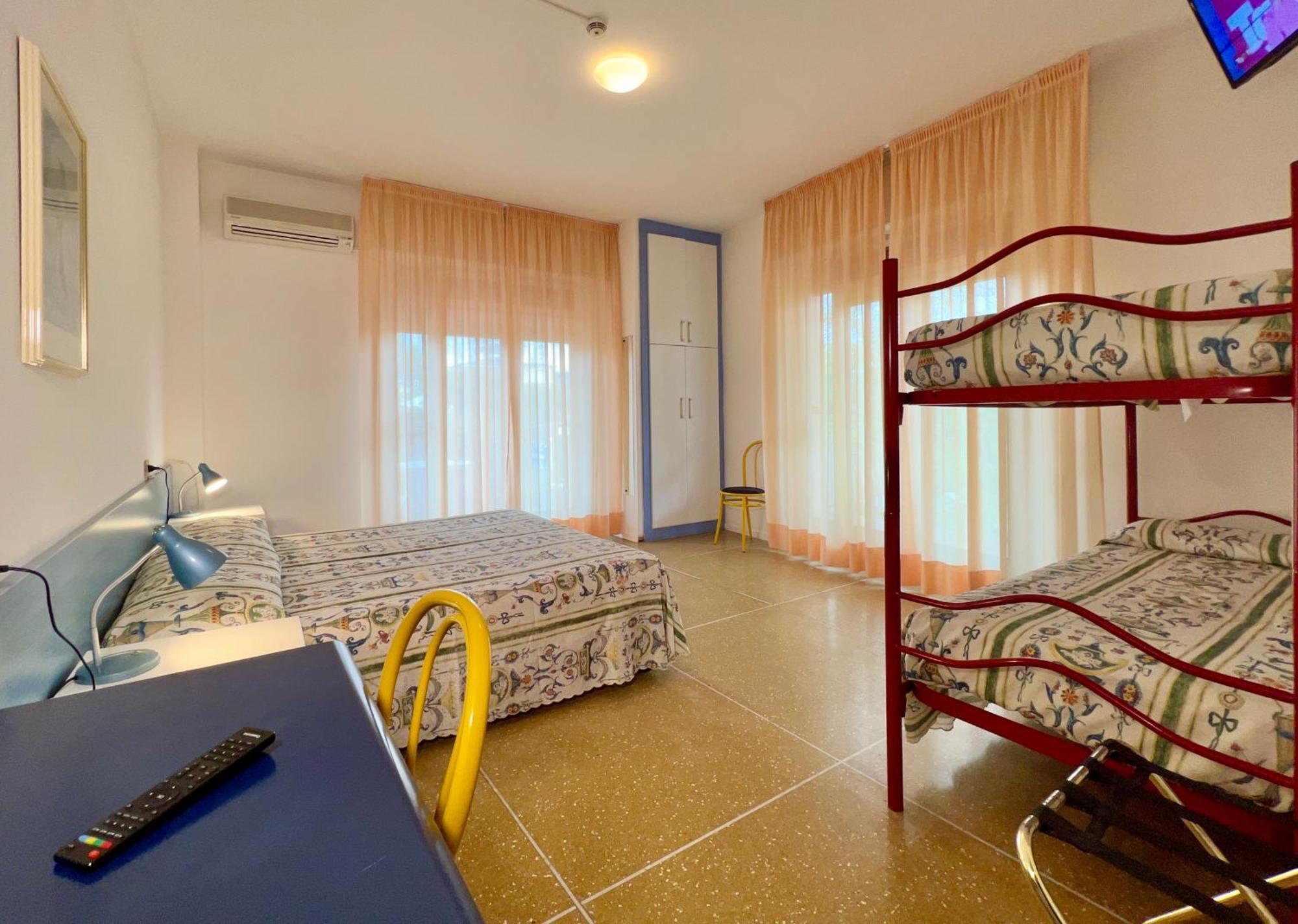 Hotel Myriam Lignano Sabbiadoro Bagian luar foto