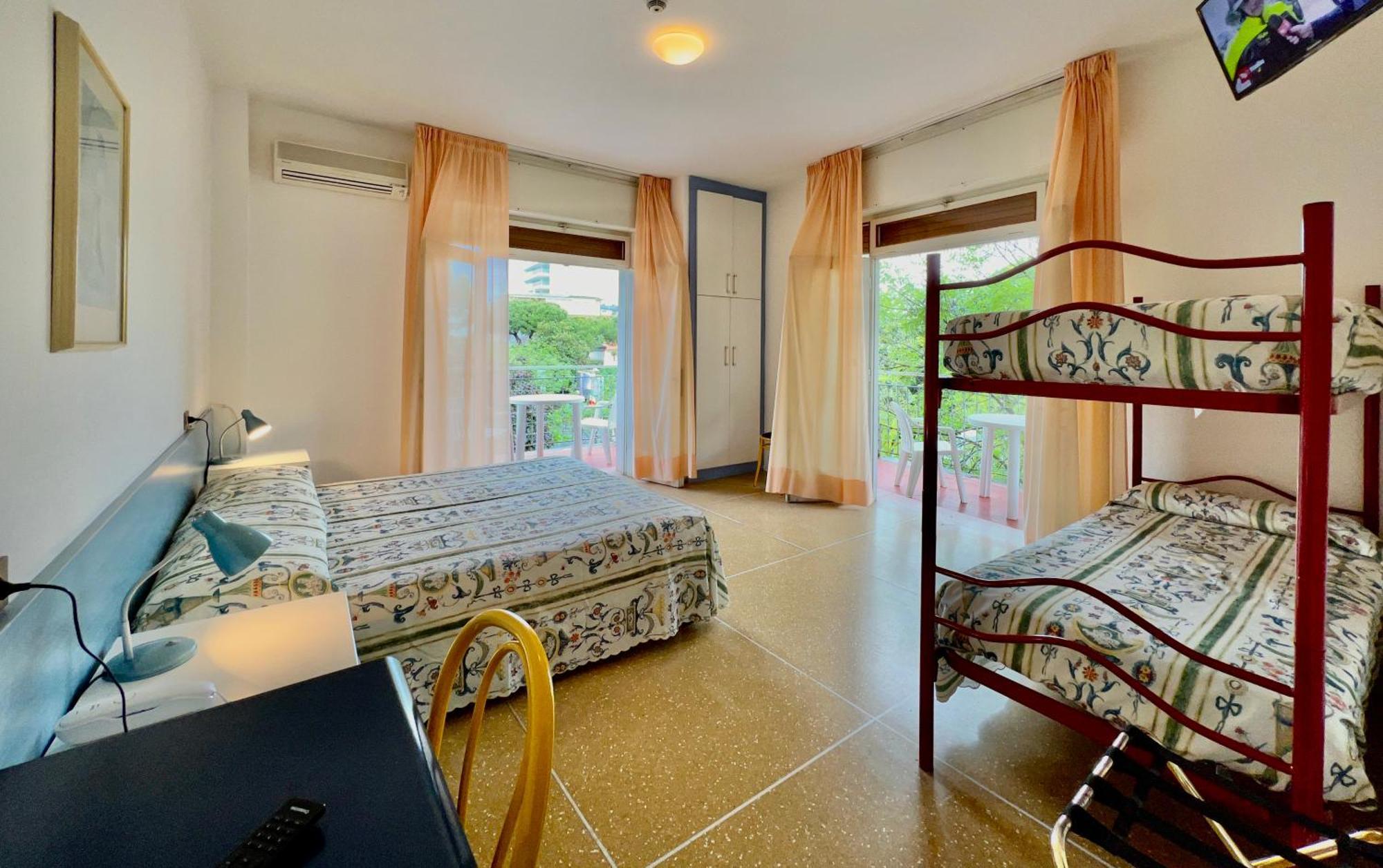 Hotel Myriam Lignano Sabbiadoro Bagian luar foto