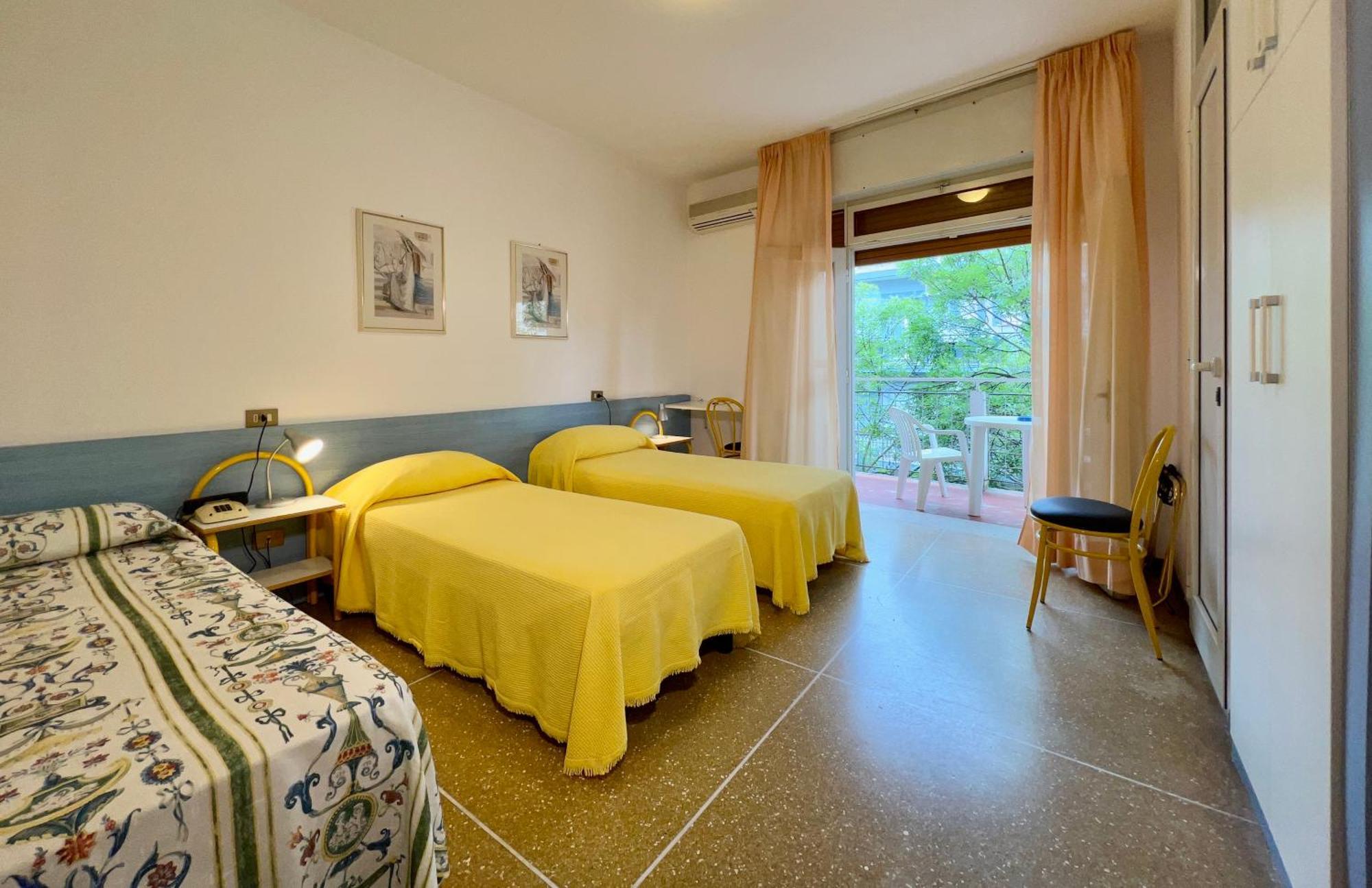 Hotel Myriam Lignano Sabbiadoro Bagian luar foto