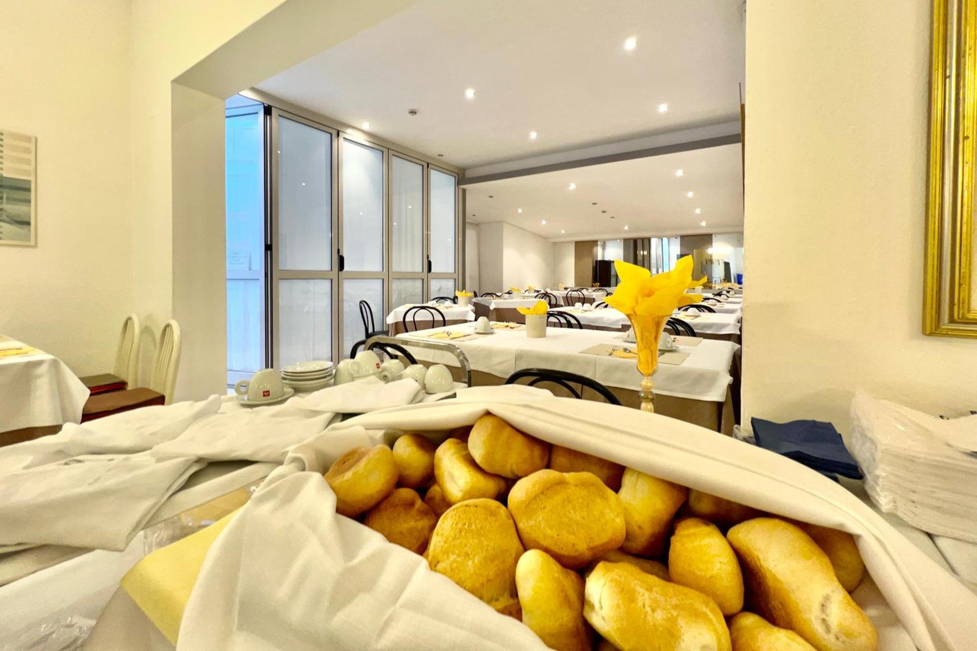 Hotel Myriam Lignano Sabbiadoro Bagian luar foto