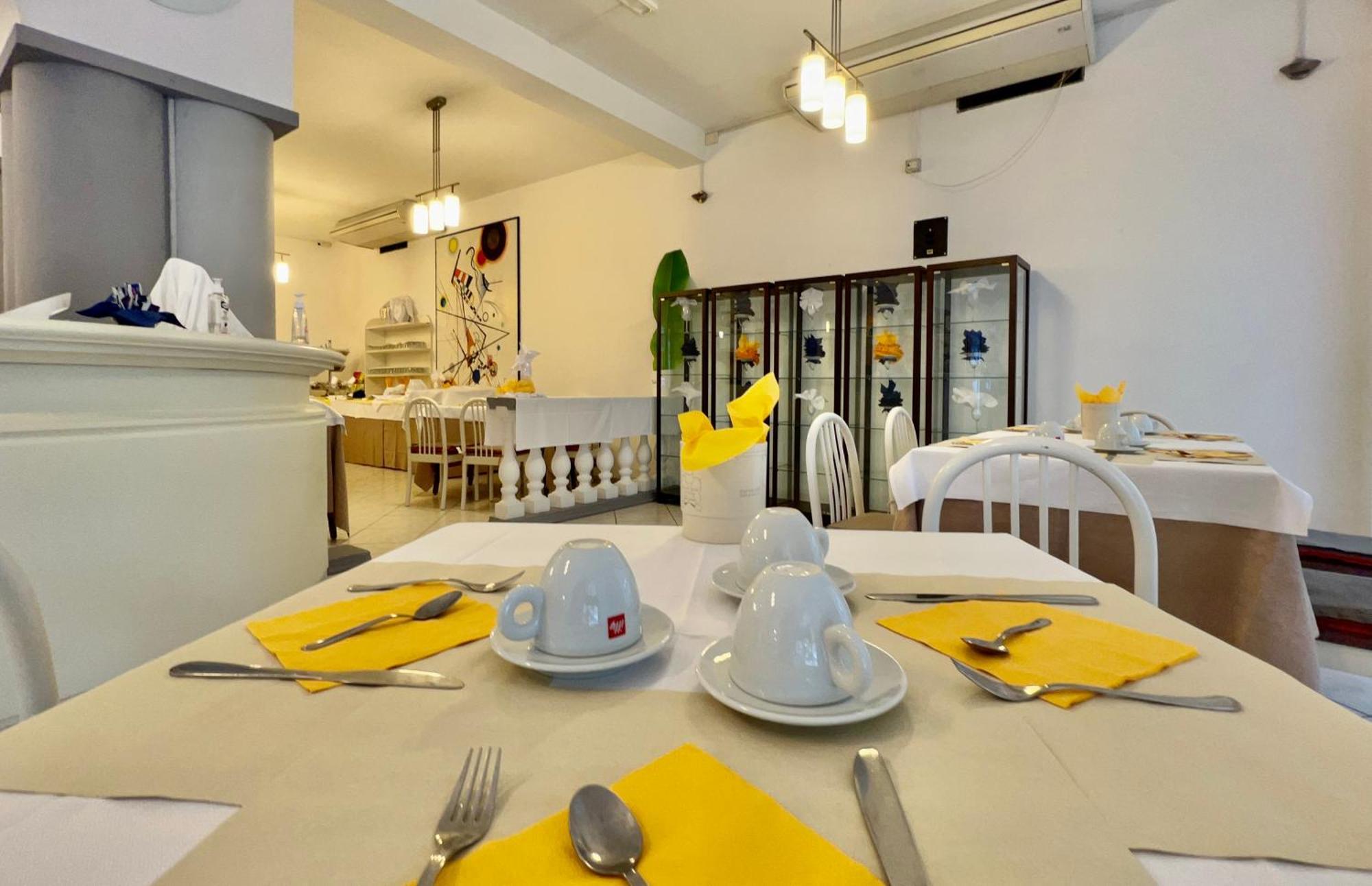 Hotel Myriam Lignano Sabbiadoro Bagian luar foto
