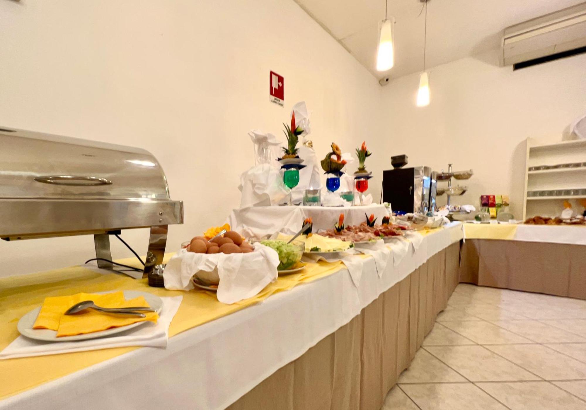 Hotel Myriam Lignano Sabbiadoro Bagian luar foto