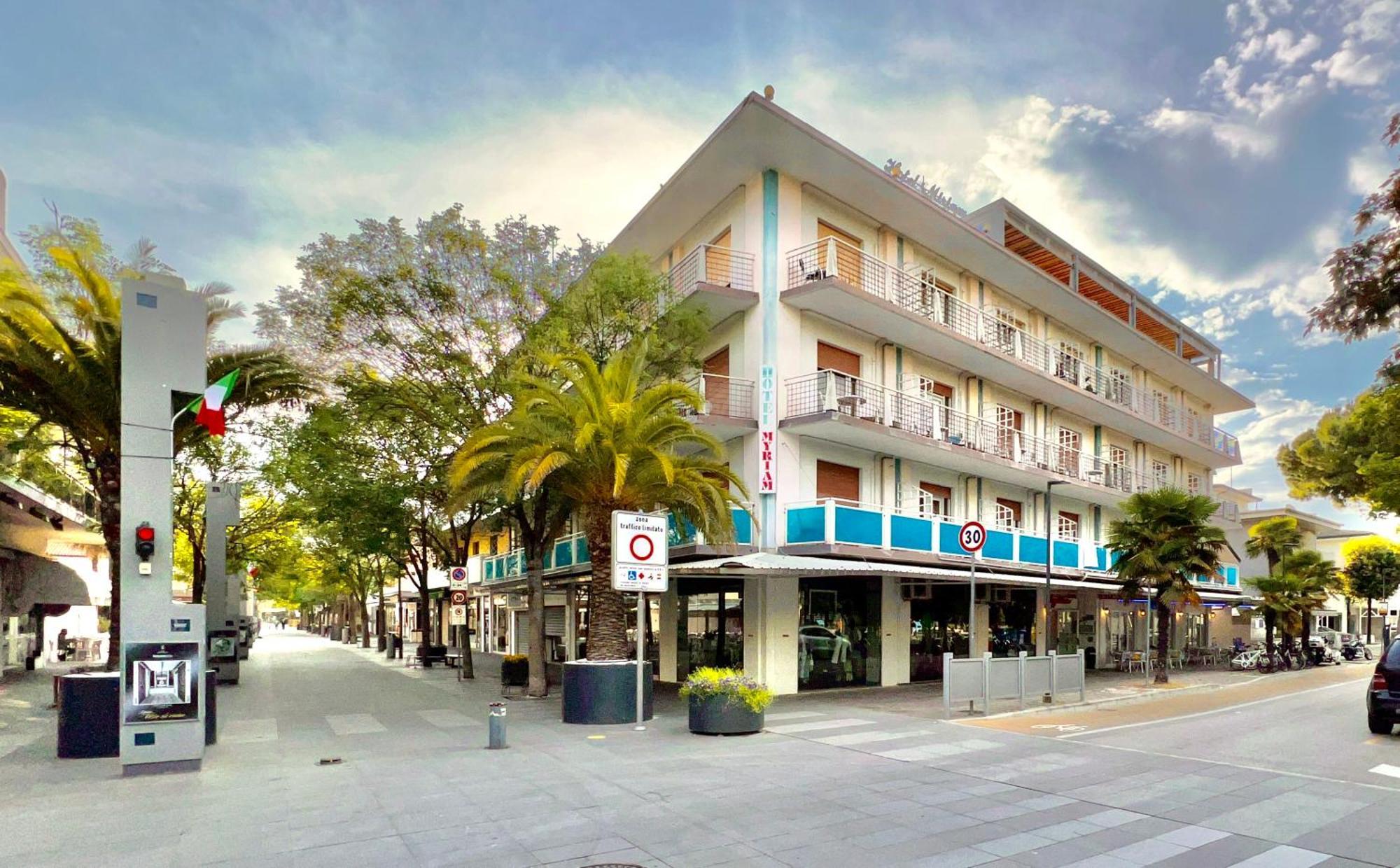 Hotel Myriam Lignano Sabbiadoro Bagian luar foto